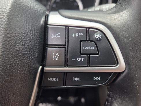 Used 2024 Toyota Highlander XLE AWD/4WD image 28