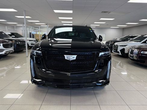 Used 2024 Cadillac Escalade ESV Sport w/ LPO, ONYX Package AWD/4WD image 4