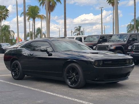 Used 2019 Dodge Challenger SXT RWD image 2