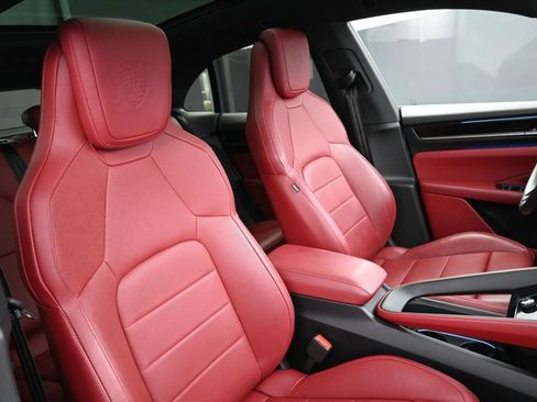 Certified 2025 Porsche Macan Electric RWD image 28