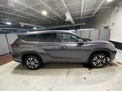 Used 2024 Toyota Highlander XLE AWD/4WD image 27