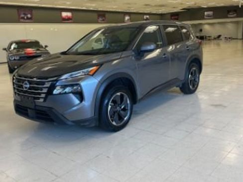 Used 2024 Nissan Rogue SV AWD/4WD image 3