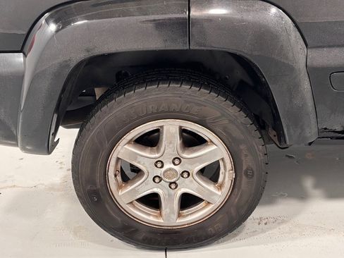 Used 2004 Jeep Liberty Limited w/ 17" Chrome Wheel & Tire Group image 33