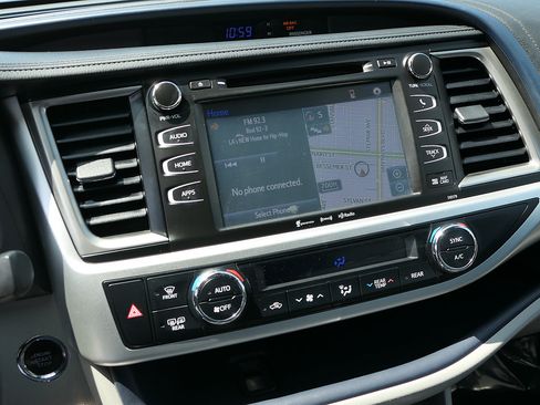 Used 2018 Toyota Highlander XLE FWD image 17