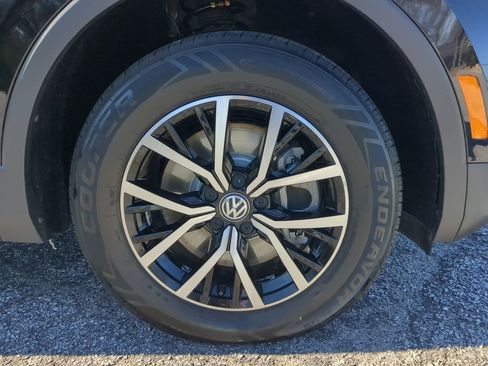 Used 2021 Volkswagen Tiguan SE image 9