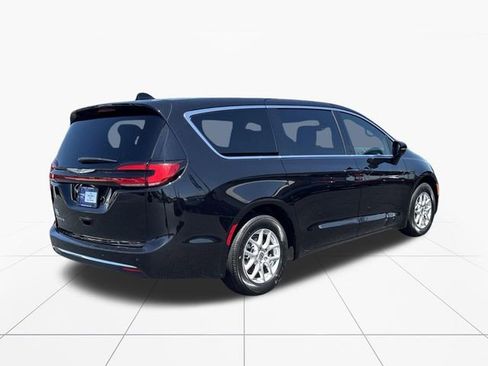 Used 2025 Chrysler Pacifica Select FWD image 6