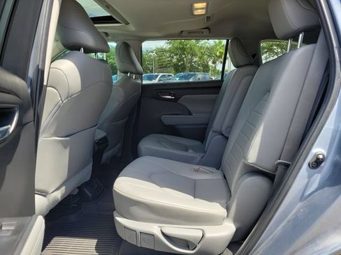 Used 2024 Toyota Highlander XLE FWD image 18