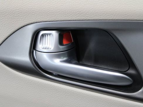 Used 2024 Chrysler Pacifica Touring-L image 33