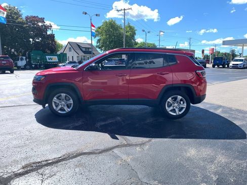 Used 2023 Jeep Compass Latitude w/ Convenience Group AWD/4WD image 4