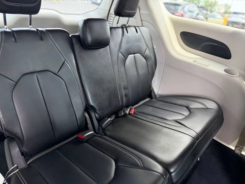 Used 2023 Chrysler Pacifica Touring-L FWD image 26