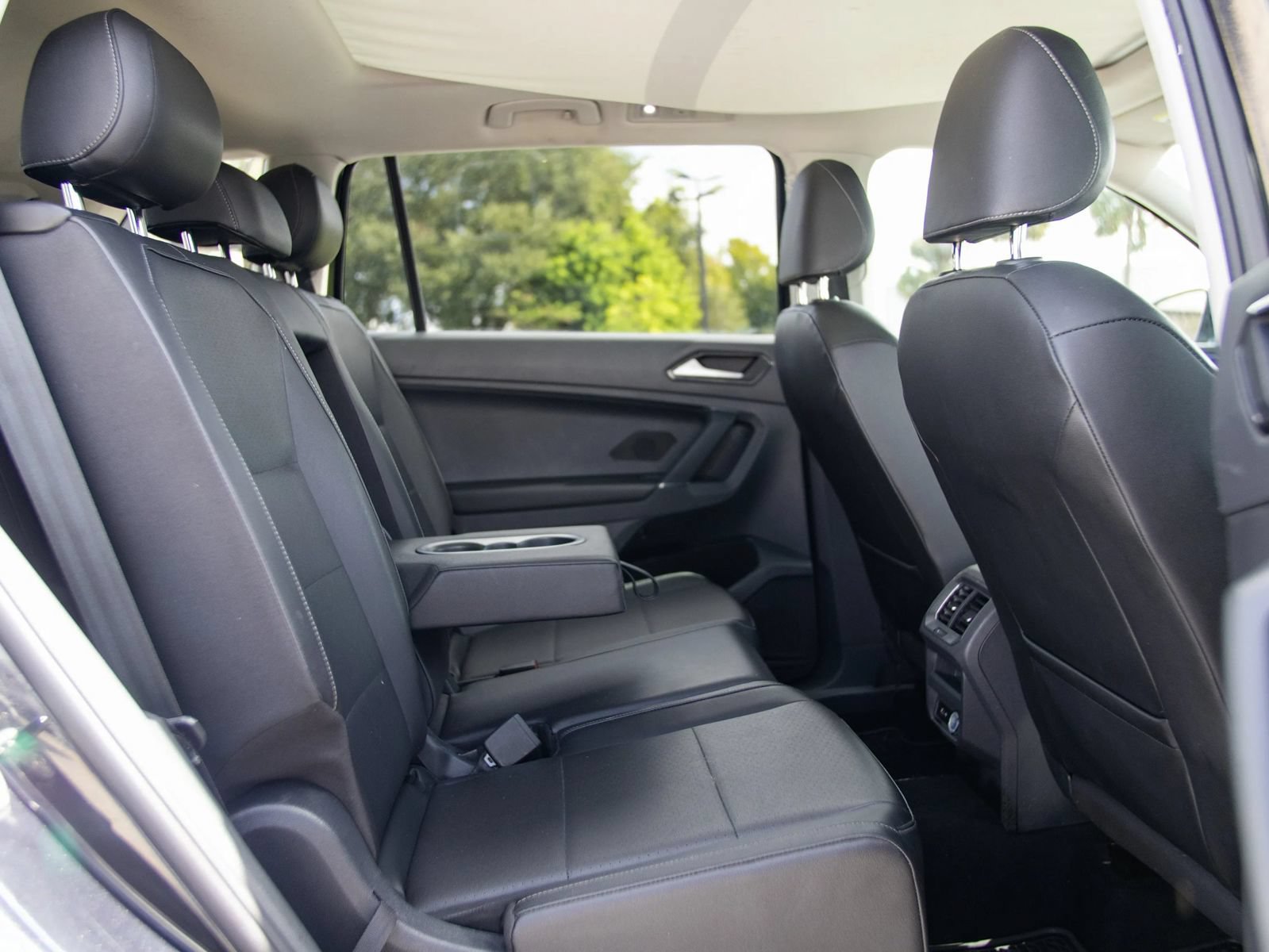 Used 2018 Volkswagen Tiguan SEL FWD image 27