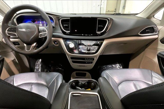 Used 2022 Chrysler Pacifica Touring-L FWD image 15