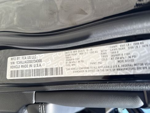 New 2025 Jeep Grand Cherokee L Laredo image 31