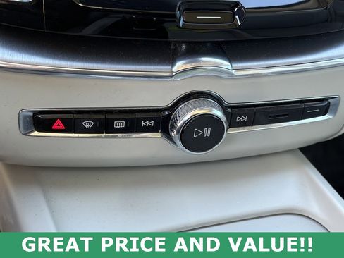 Used 2019 Volvo XC60 T5 Momentum image 25