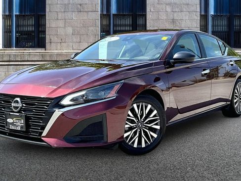 Used 2024 Nissan Altima 2.5 SV FWD image 2