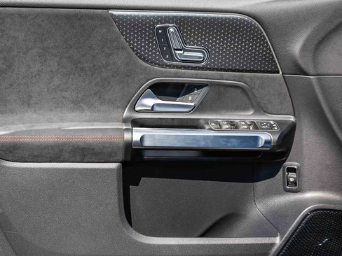 Used 2024 Mercedes-Benz EQB 300 4MATIC image 21