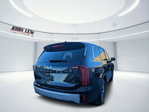 Used 2024 Kia Telluride LX image 3