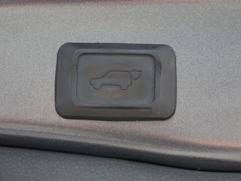 Used 2021 Toyota RAV4 XLE w/ Convenience Package FWD image 9