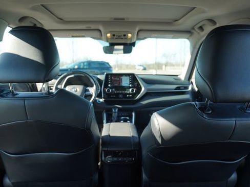 Used 2021 Toyota Highlander XLE image 27