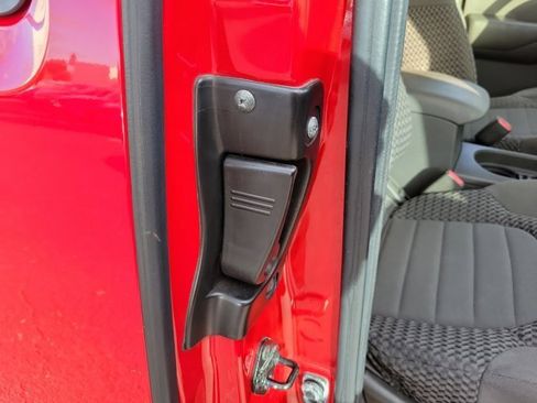 Used 2011 Nissan Frontier SV image 10