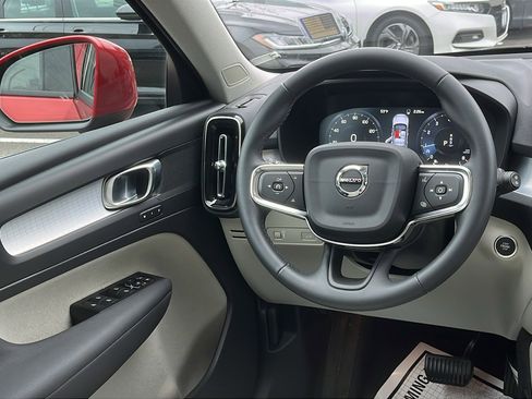 Used 2022 Volvo XC40 T5 Momentum image 21