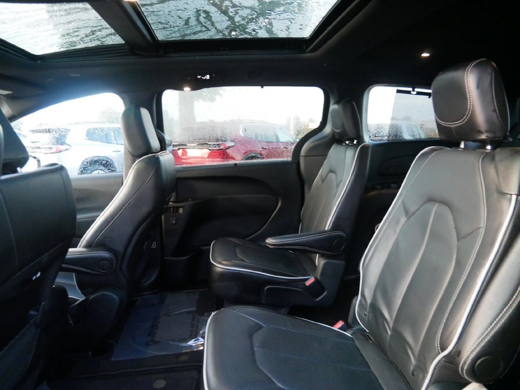Used 2025 Chrysler Pacifica Limited AWD/4WD image 10