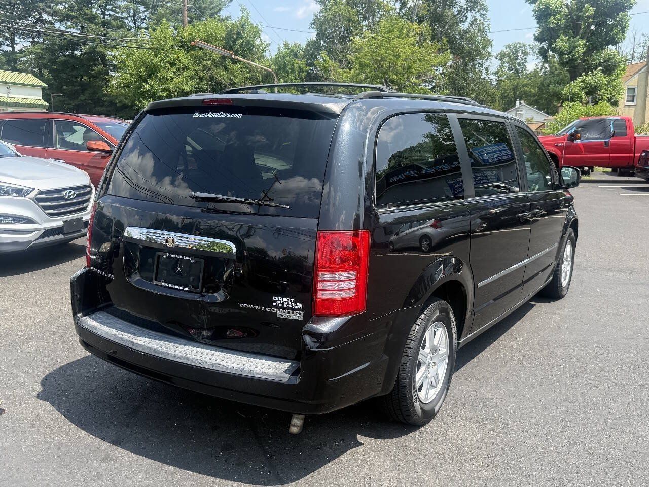 Used 2010 Chrysler Town & Country Touring Plus FWD image 11