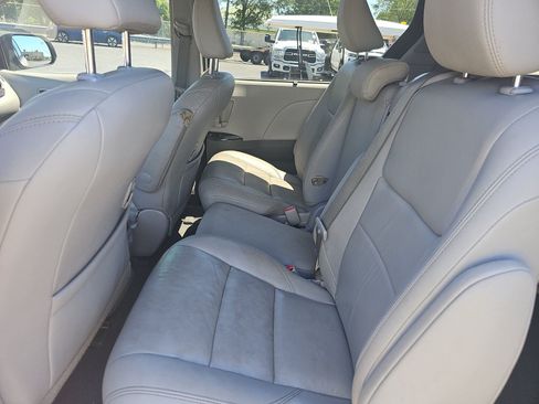 Used 2020 Toyota Sienna XLE w/ XLE Navigation Package FWD image 15