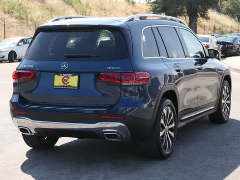 Used 2022 Mercedes-Benz GLB 250 4MATIC image 2