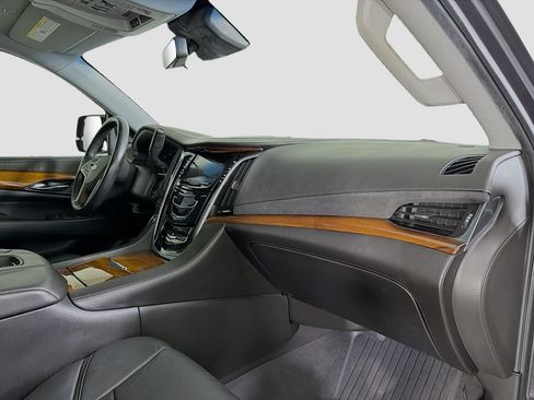 Used 2018 Cadillac Escalade Luxury AWD/4WD image 36