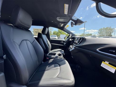 New 2026 Chrysler Pacifica Select image 15
