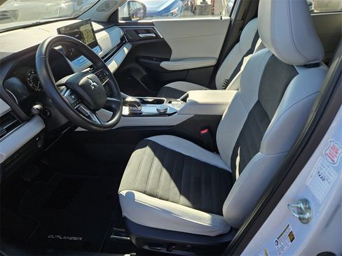 Used 2025 Mitsubishi Outlander SE image 11