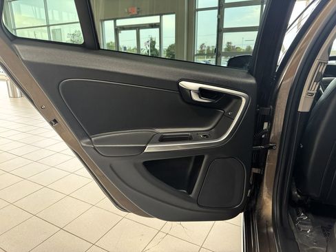 Used 2018 Volvo V60 T5 Cross Country w/ Convenience Package image 41