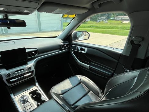 Used 2021 Ford Explorer XLT w/ Equipment Group 202A AWD/4WD image 16