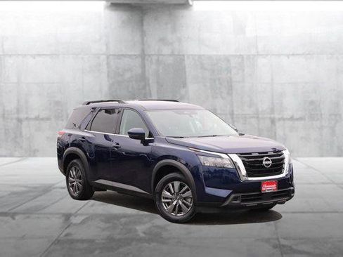 Used 2025 Nissan Pathfinder SV FWD image 2