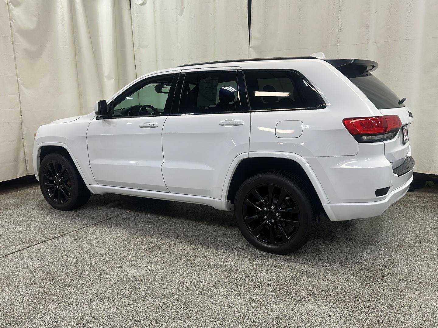Used 2018 Jeep Grand Cherokee Altitude AWD/4WD image 3