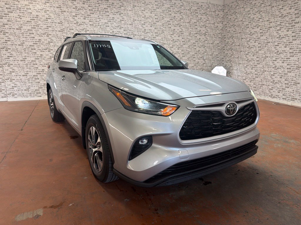 Used 2023 Toyota Highlander XLE FWD image 1