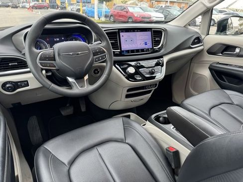 Used 2024 Chrysler Pacifica Touring-L image 12