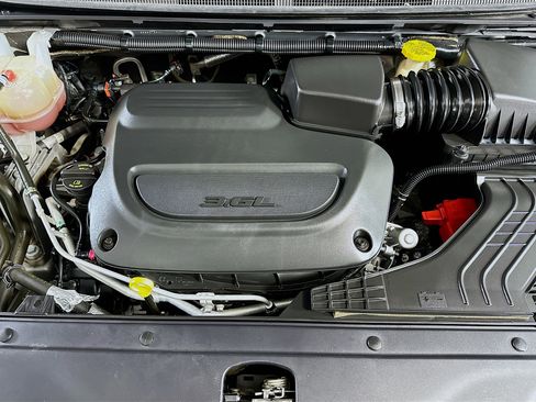 Used 2021 Chrysler Pacifica Touring image 32