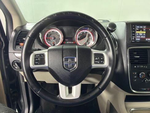 Used 2014 Dodge Grand Caravan SXT w/ UConnect Hands-Free Group FWD image 12