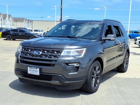 Used 2018 Ford Explorer XLT w/ Equipment Group 202A FWD image 2