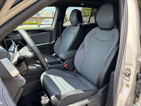 New 2026 Volkswagen Tiguan SE R-Line FWD image 11