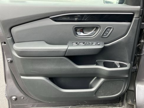 Used 2025 Honda Pilot Touring image 14