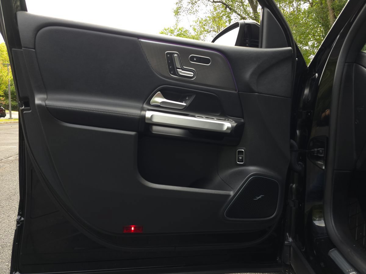 Used 2023 Mercedes-Benz EQB 300 4MATIC w/ Pinnacle Package image 26