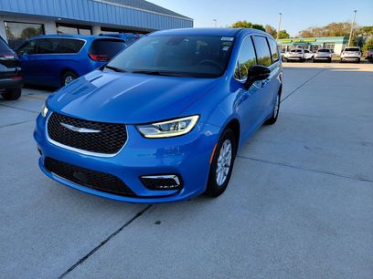 New 2026 Chrysler Pacifica Select