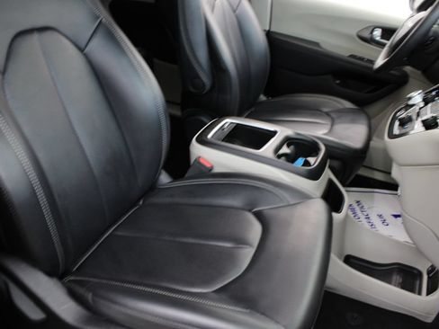 Used 2023 Chrysler Pacifica Touring-L FWD image 25