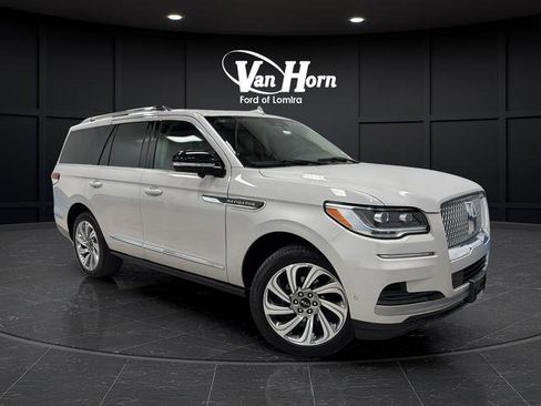 Used 2024 Lincoln Navigator Reserve AWD/4WD image 1