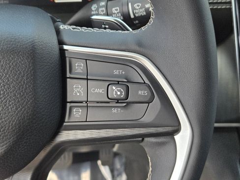 Used 2023 Jeep Grand Cherokee Altitude RWD image 17