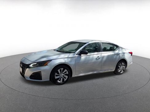 Used 2024 Nissan Altima 2.5 S FWD image 8