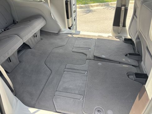 Used 2021 Chrysler Voyager LX image 11